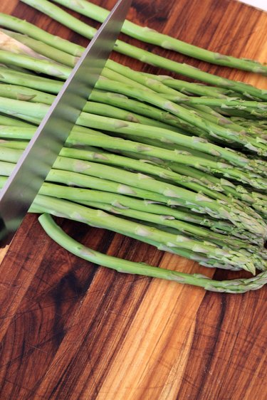 cut rest of asparagus spears