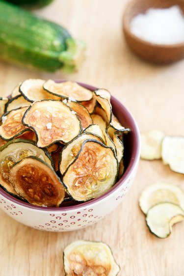 How to make crispy zucchini chips in the oven