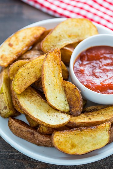 Pan fried potato wedges ready to be served