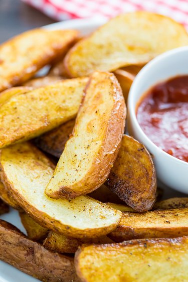 Pan fried potato wedges ready to be served