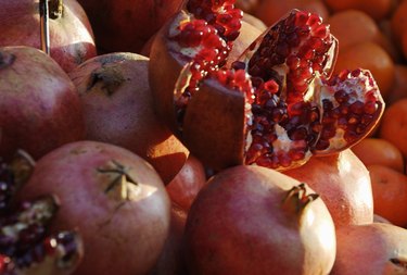 Europa, Austria, Wien, Naschmarkt, geoeffneter Granatapfel