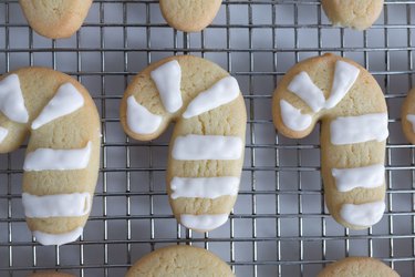 Color block the cookies with the white icing.