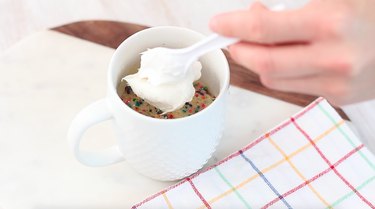 frosting the mug cake