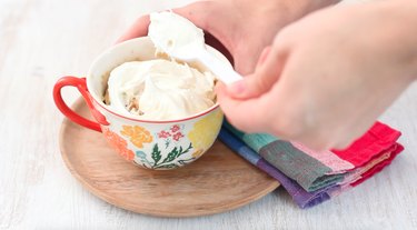 frosting the mug cake