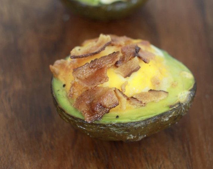 baked eggs in avocado