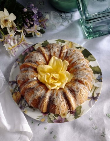 How to Make Glaze for Cakes