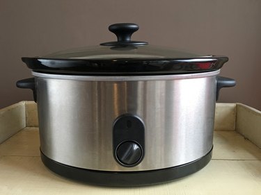 Electric slow cooker