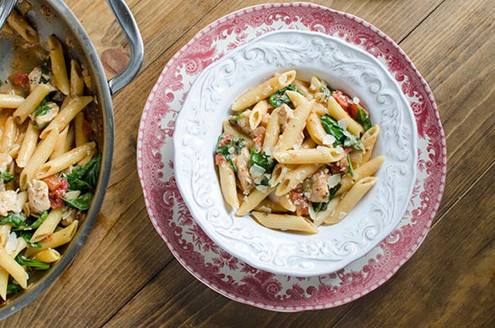 Pasta casserole with chicken and spinach.